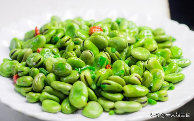 蚕豆怎样炒才最好吃，饭店大厨教我一招