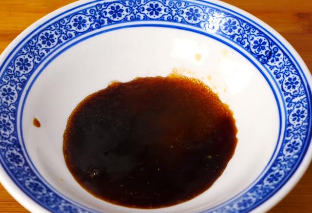 油焖大虾正宗的做法，正宗的油焖大虾怎样做的（厨师长教你油焖大虾的正宗做法）