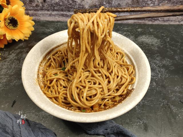 武汉热干面的做法，正宗武汉热干面酱料做法（街边5块钱一碗的热干面）