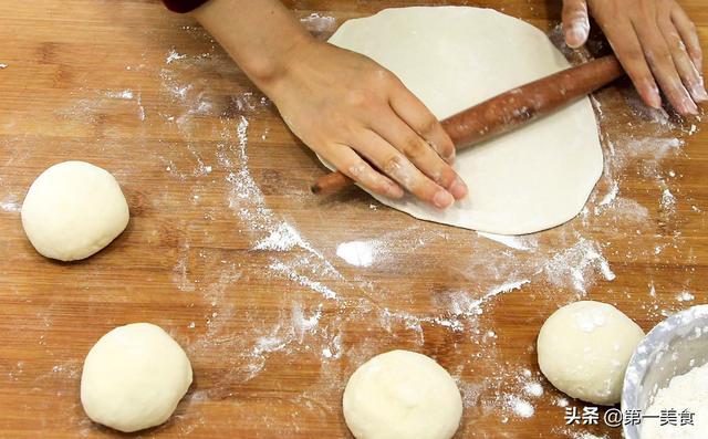 河南烙馍的做法最正宗的做法，薄皮透亮口感劲道十足