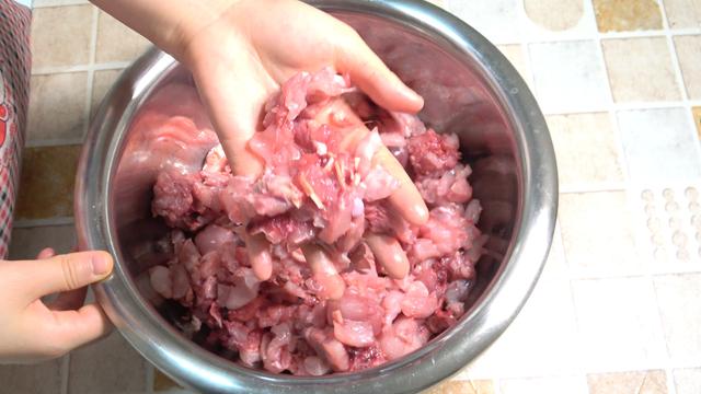 自贡冷吃兔的做法，四川美食自贡冷吃兔正宗做法（自贡妹自制38袋冷吃兔与室友分享走红网络）