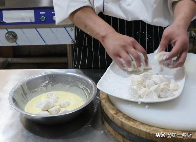 拔丝香蕉怎么做，家常拔丝香蕉做法教程（大厨详细讲解熬汤拔丝技巧）