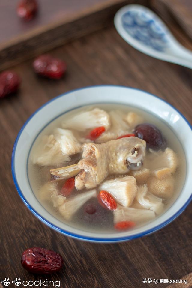 干猴头菇鸡汤做法，煲出来的猴头菇鸡汤鲜香味美