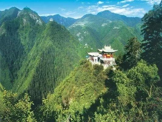 人间仙境满山红叶，原来是峨眉山的树叶红了……