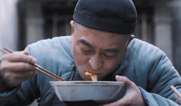 张嘉译真的是敬业的老戏骨，张嘉译艳福不浅