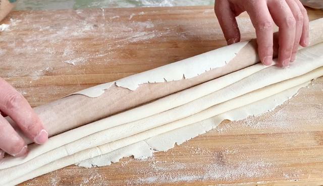 手工擀面条怎么和面才能够更筋道，和面只加水是不对的