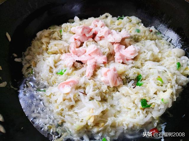 怎么炖酸菜又脆又香，地道东北炖酸菜这样做