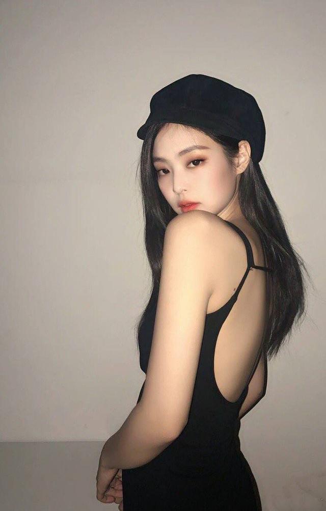倒三角形身材穿搭推荐，倒三角身材女生穿搭指南