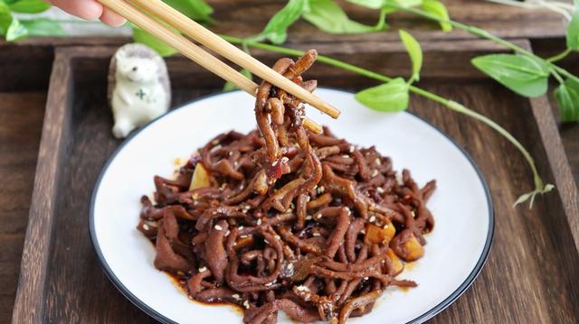 在家自制麻辣鸭肠，自制麻辣鸭肠麻辣鲜香