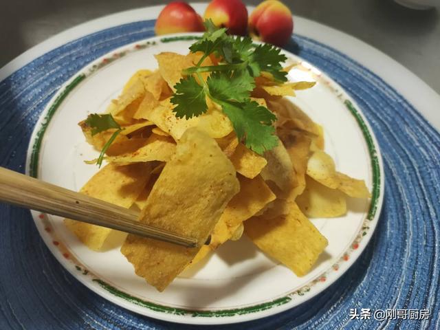 炸薯片的家常做法，家常炸薯片最简单做法（教你在家炸薯片）