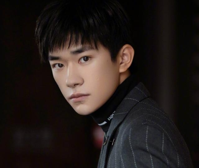 易烊千玺的妈妈，易烊千玺妈妈年龄多少岁（千玺妈妈20岁旧照曝出）