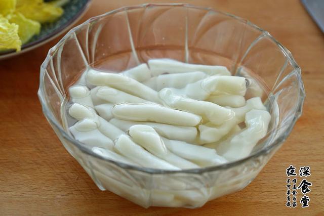 韩国炒年糕怎么做，韩国炒年糕制作方法（教你做韩式炒年糕）