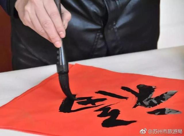 正确贴春联的方式与时间，春联的正确贴法和讲究是什么