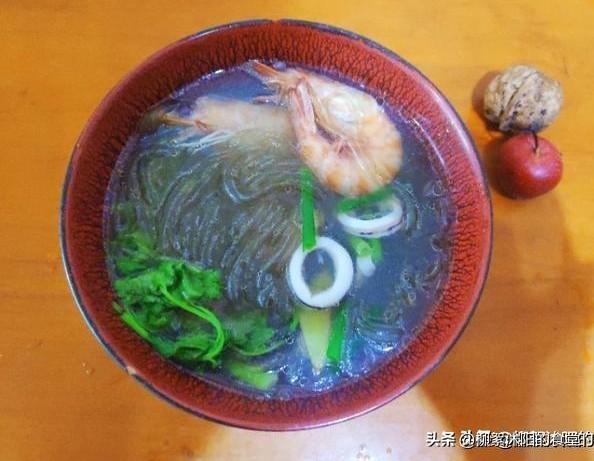 4条大虾1条鱿鱼1把红薯粉条，粉丝大虾最好吃的做法