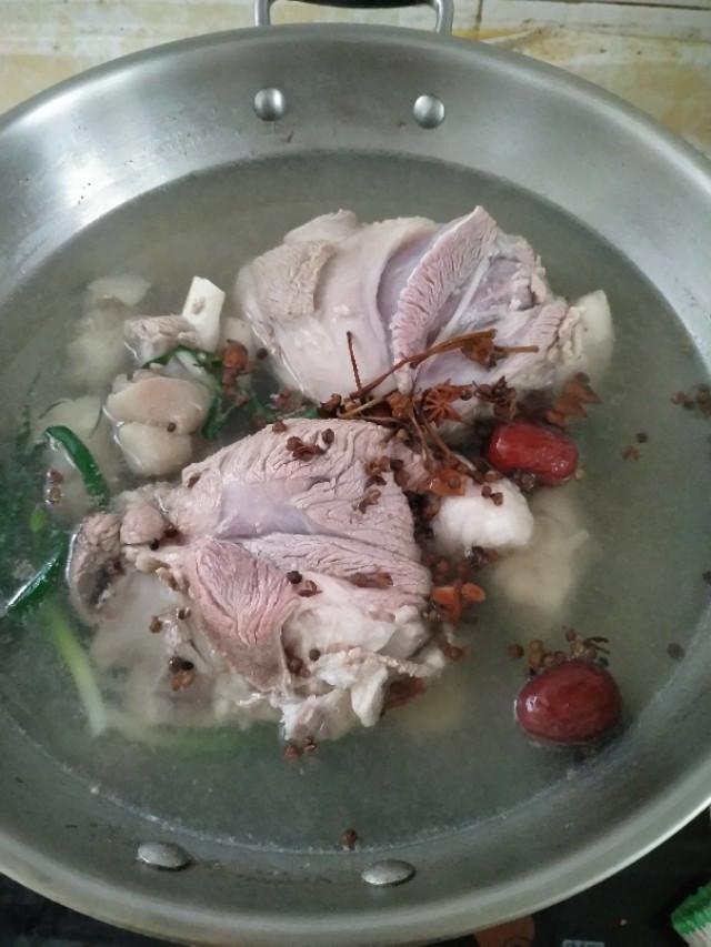 鲜羊肉怎么做好吃，新鲜羊肉怎么做才能最好吃（学饭店做的蒜爆羊肉）