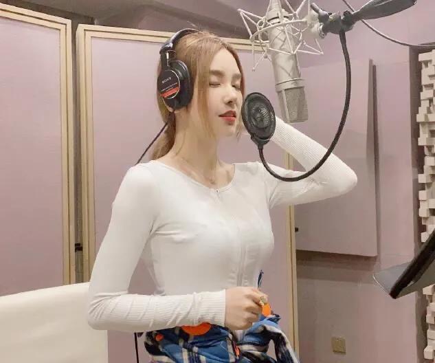 rita电竞椅，rita颜值好高（迪锐克斯电竞椅联手Rita助力女性电竞游戏市场）