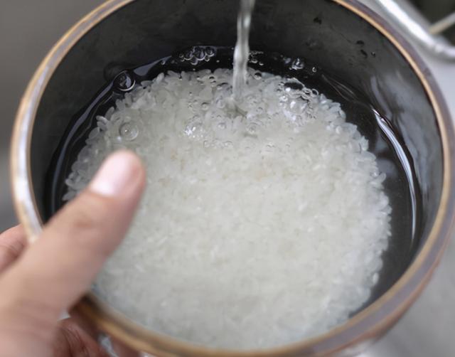 米饭怎么蒸才好吃，如何做蒸米饭又软又好吃（蒸米饭总是不香怎么办）