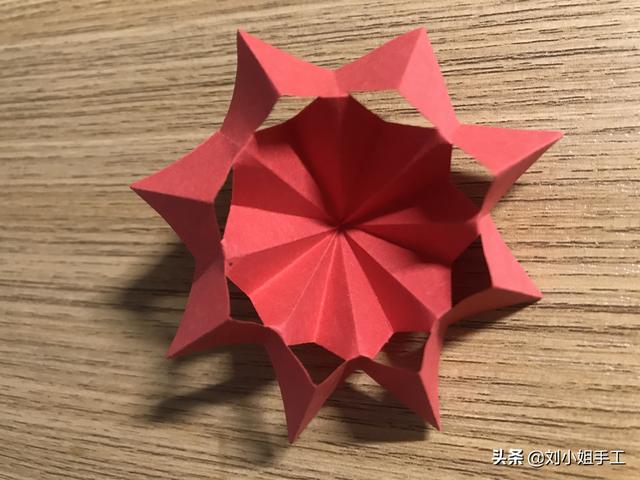 最简单的雨伞折纸方法图解，折纸教程：带爱心的小花伞