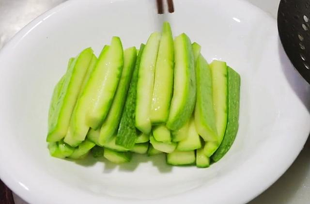 西葫芦怎样凉拌好吃窍门，凉拌西葫芦这样做特别爽口