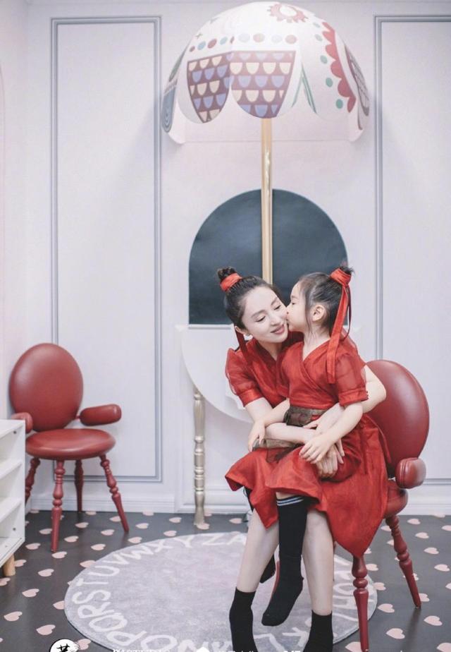 董璇高雲翔離婚後首合體，為女兒慶5歲生日，高雲翔剃光頭變路人 娛樂八卦吃瓜 第5张