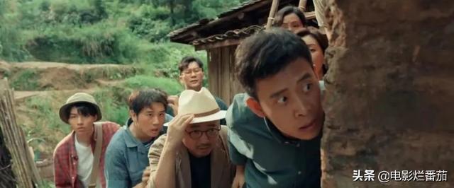 天上掉下个UFO，以我和我的家乡为题800字作文（3米高外星生物在后院溜达）