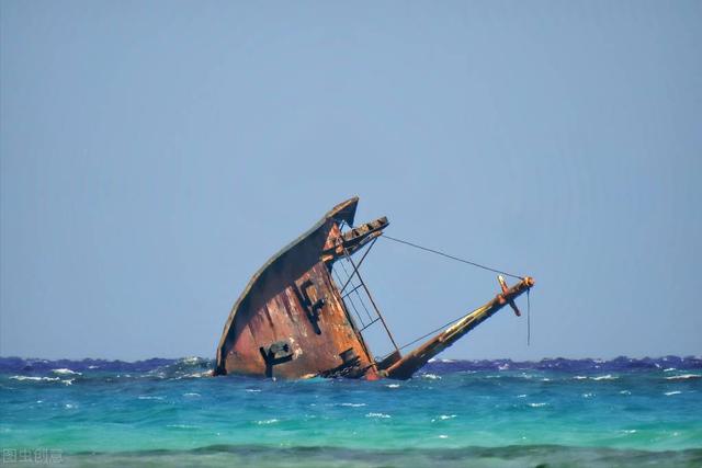 万吨巨轮瞬间被巨浪掀翻然后沉没，万吨巨轮遭遇飓风沉入太平洋