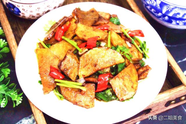 土豆片怎么炒才好吃，土豆片怎么炒才好吃又脆又好看（炒土豆条）