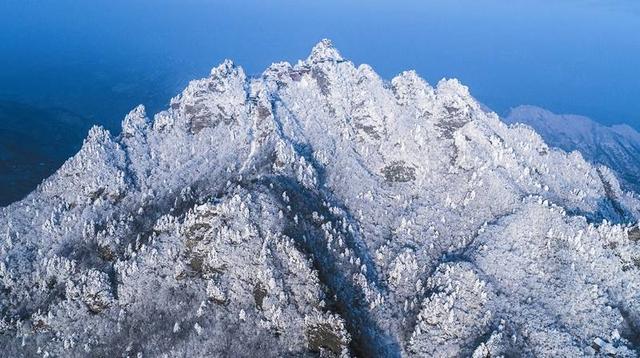 武当山最高峰上的太岳太和宫，海拔只有1612米却被尊为