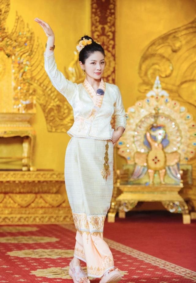 《妻子們的浪漫旅行》路透照，穿傳統服飾秀高顏值，蔡少芬太年輕 娛樂八卦吃瓜 第5张