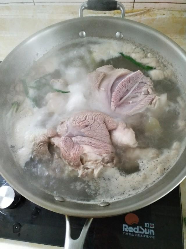 鲜羊肉怎么做好吃，新鲜羊肉怎么做才能最好吃（学饭店做的蒜爆羊肉）