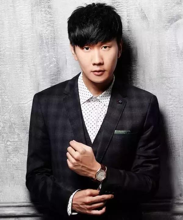 小脸型适合什么样的发型图片，看脸型选发型才是王道（量感小的脸型适合的发型）