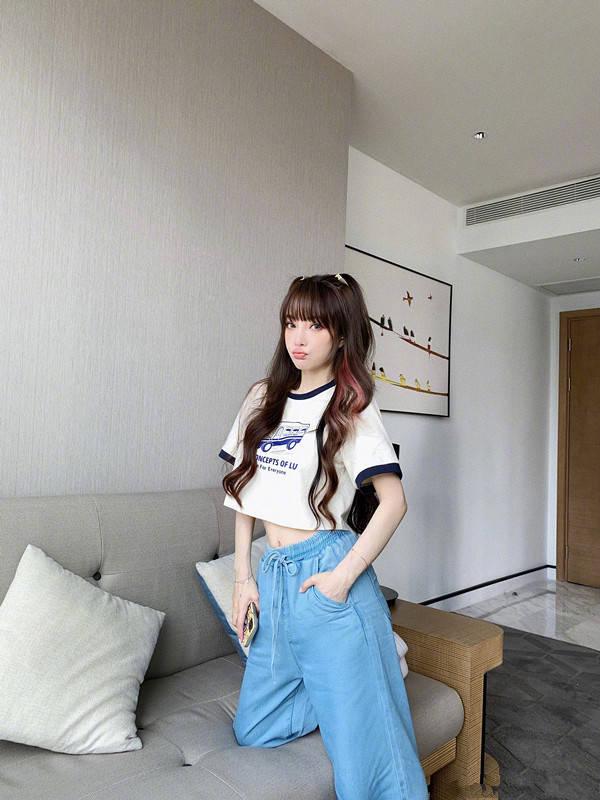 李小璐陪甜馨打羽毛球，身穿白色T恤搭運動短褲，身材苗條像少女 娛樂八卦吃瓜 第3张