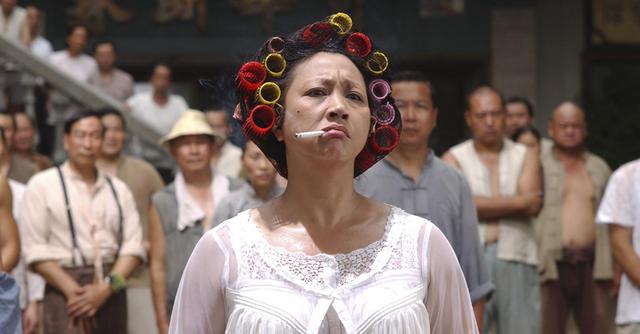 包租婆元秋又拍新电影了，周星驰《功夫》里的包租婆元秋