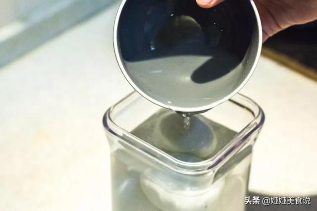 制作咸鸭蛋最简单的方法，想吃咸鸭蛋不用买