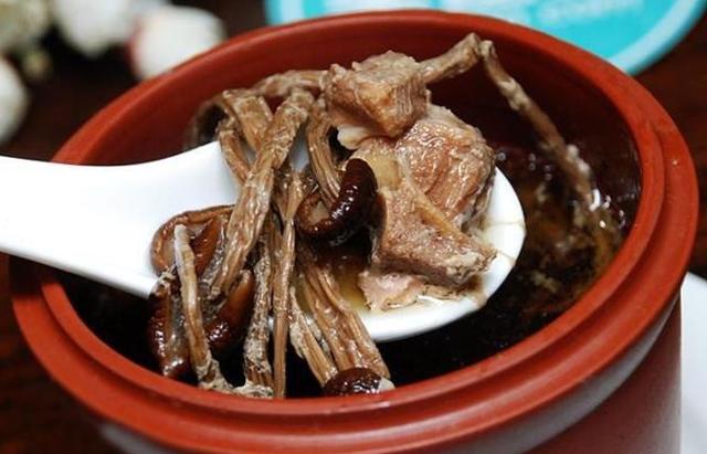 茶树菇可以炖排骨汤，这样做不要太鲜哦