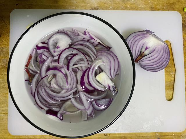 凉拌木耳洋葱做法简单清爽开胃，秋日必备爽口小菜