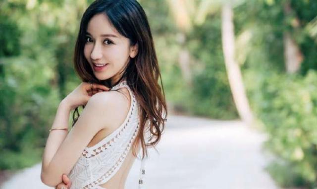 胡一菲娄艺潇是一个人吗，《爱情公寓》14年