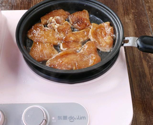 超简单香煎鸡胸肉正宗做法，好吃不胖的低脂鸡胸肉