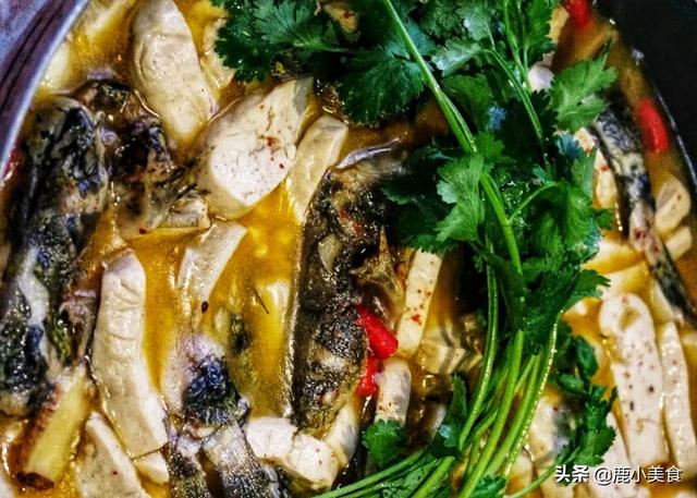 豆腐煮黄骨鱼家常做法，10块买4条黄骨鱼搭配豆腐焖