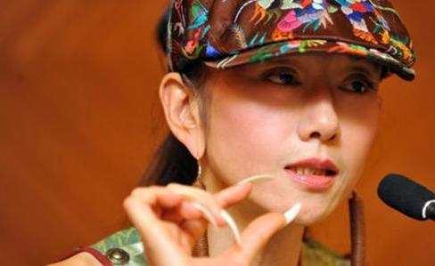 杨丽萍为什么总戴帽子，杨丽萍为什么戴帽子十年