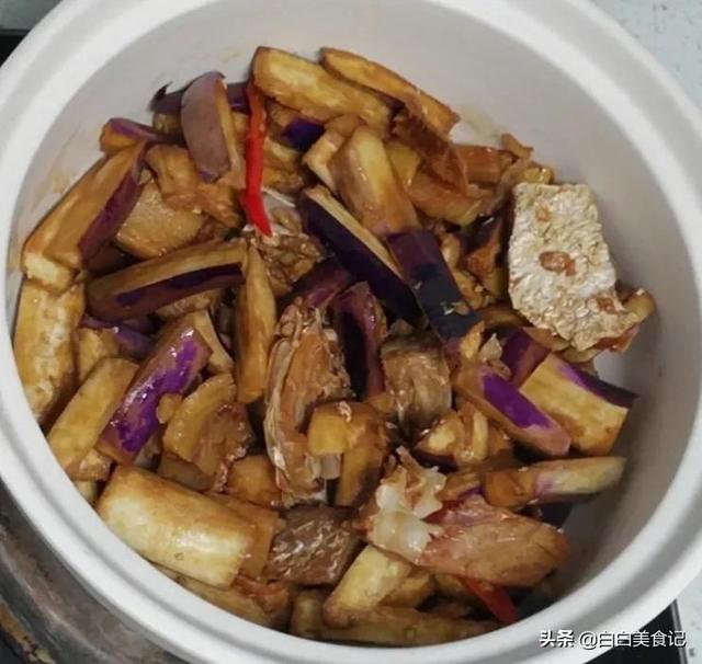 咸鱼干炖茄子的做法，茄子吸收了咸鱼干的香味
