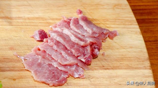 苦瓜炒肉絲，教你一招，肉絲又嫩又滑，一點都不柴 熱愛美食 第5张