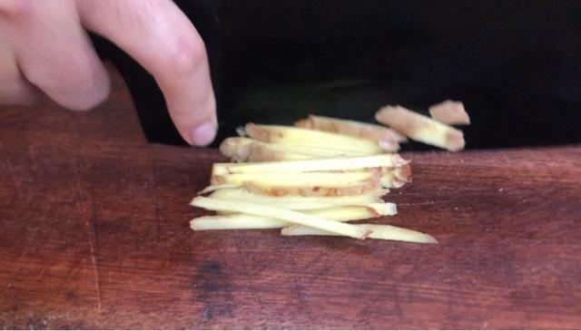 生姜配茶叶泡水喝有什么好处，茶叶和生姜一起泡水喝