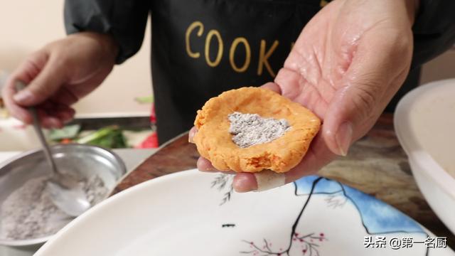 红薯饼的家常做法，做红薯饼的方法简单又好吃（红薯饼怎样做才能软糯可口香甜拉丝）