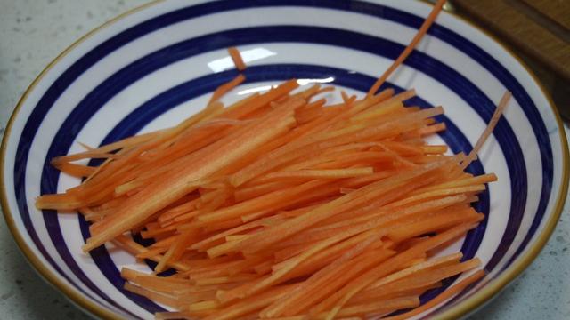 凉拌菠菜怎么做，十种凉拌菠菜的做法（凉拌菠菜怎么做才好吃）