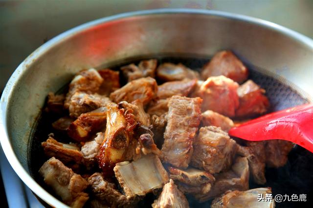 酱排骨的家常做法好吃又简单，家常酱排骨记住两个窍门