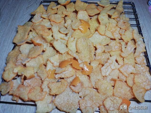 新鲜桔子皮怎么处理才能做陈皮，吃不完的橘子皮别再扔了