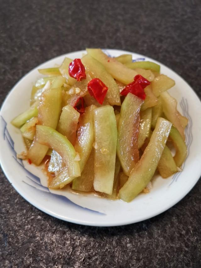 西瓜皮怎么凉拌最好吃，#爽口凉菜，开胃一夏
