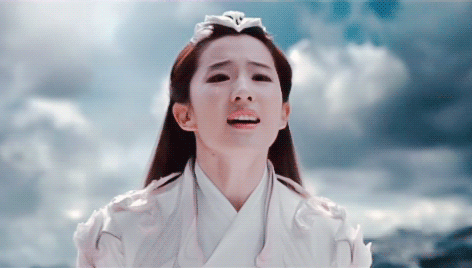 如今的刘亦菲依旧风采迷人，不管正面看还是背后看