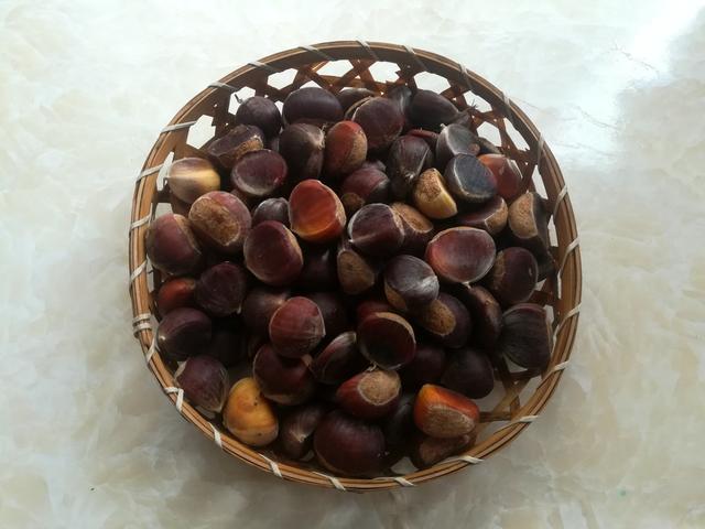 板栗怎么去皮快又好剥，板栗剥皮这方法真好用